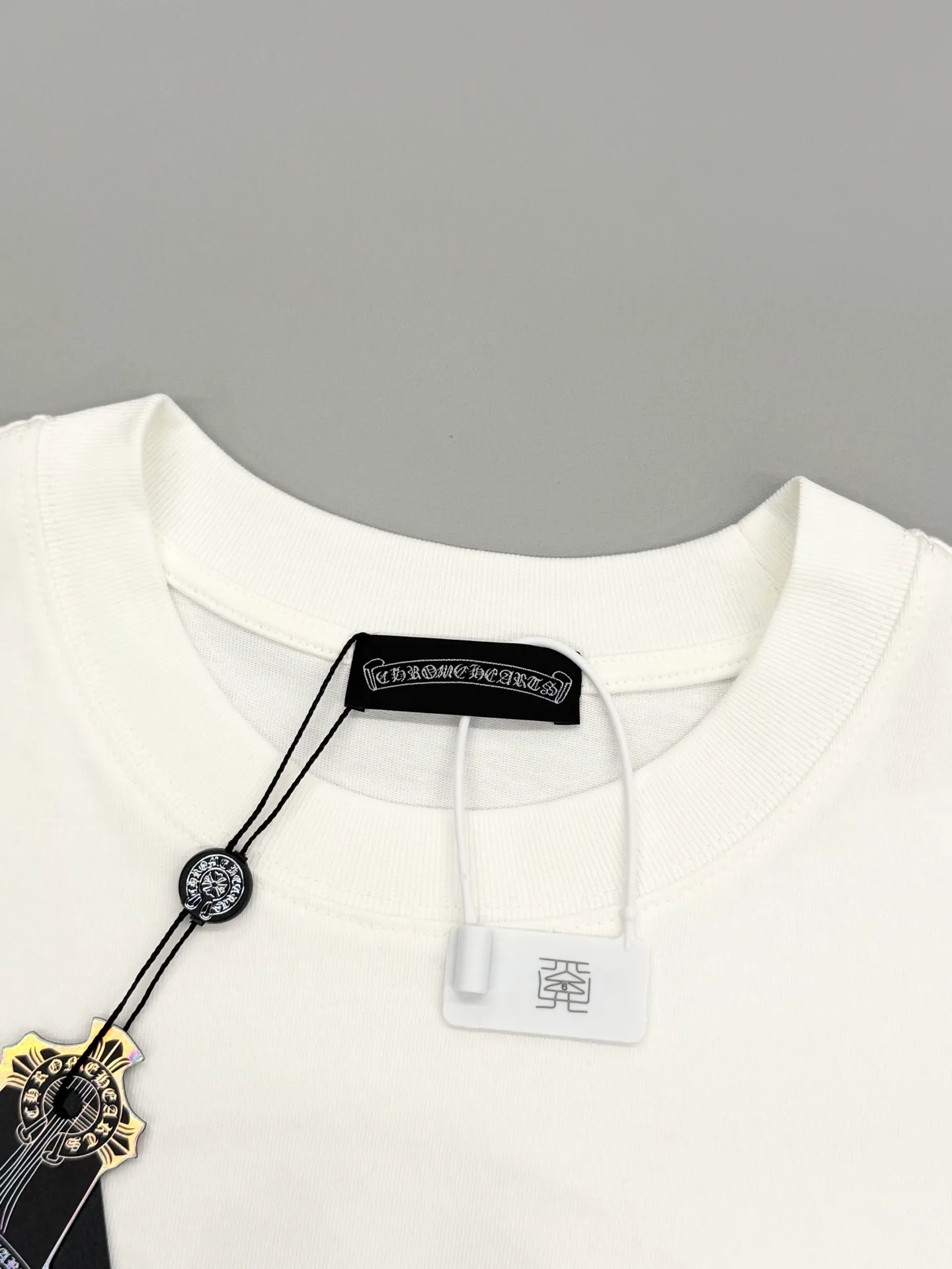 P170 [High Quality] Chrome hearts T-shirt short sleeve. The new model is embroidered with leather horseshoe logo on the front and back, and the back panel is designed with leather ten-rivet embroidery. High-end custom-made 32-count 285-gram fabric. Soft to the touch. Comfortable to wear. Exquisite stitching. Fine workmanship. The upper body effect is incomparably handsome! Same style for men and women Color: Black White Size: S to xL Size chart S: Shoulder width 51 - Bust 55 - Clothing length 70 M: Shoulder width 53 - Bust 57 - Clothing length 72 L: Shoulder width 55 - Bust 59 - Clothing length 74 XL: Shoulder width 57 - Bust 61 - Clothing length 76